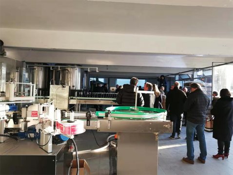 法國客戶釀酒設(shè)備安裝完成